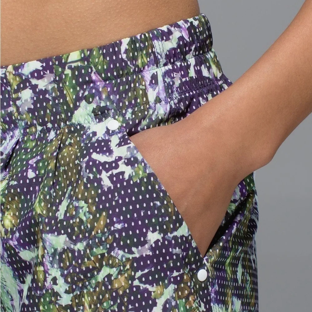 Lululemon Spring Break Away Mid Rise Short 3” in Floral Sport White Multi Sz 4